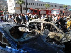 Điều tra tại hiện trường vụ nổ bom ở Mazzeh ngày 7/9. (Ảnh: AFP/TTXVN)