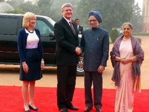 Thủ tướng Canada Stephen Harper và Thủ tướng Ấn Độ Manmohan Singh trong lễ đón ở thủ đô New Delhi, ngày 6/11. (Ảnh: THX/TTXVN)