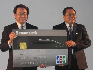 Ông Kimihisa Imada và ông Phan Huy Khang tại lễ ra mắt thẻ Sacombank JCB Car Card. (Ảnh: Hà Huy Hiệp/Vietnam+)