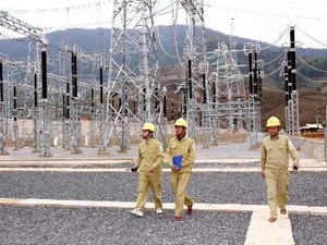 Công nhân Tổng Công ty Truyền tải điện quốc gia tăng cường công tác vận hành tại Trạm biến áp 500 kV Sơn La, (Ảnh: Ngọc Hà/TTXVN)