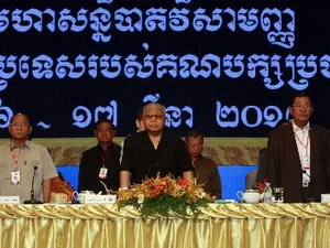 Chủ tịch Đảng CPP Chea Sim (giữa), Thủ tướng Campuchia kiêm Phó Chủ tịch CPP Hun Sen (phải), Chủ tịch danh dự Heng Samrin (trái) tại hội nghị. (Ảnh: THX/TTXVN)