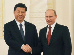 Tổng thống Nga Vladimir Putin (phải) và Chủ tịch Trung Quốc Tập Cận Bình (trái). (Ảnh: Kyodo/TTXVN)