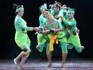 Tiết mục biểu diễn của Đoàn nghệ thuật Campuchia tại khai mạc Tuần văn hóa Campuchia tại Việt Nam, tối 26/10/2012, ở Hà Nội. (Ảnh: Minh Quyết/TTXVN)