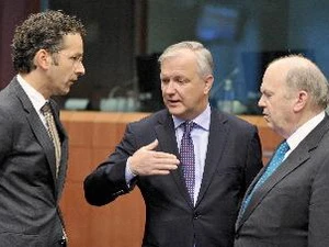 Chủ tịch Khu vực đồng tiền chung châu Âu (trái), Cao ủy EU phụ trách kinh tế-tiền tệ (giữa) và Bộ trưởng Tài chính Ireland. (Ảnh: AFP/TTXVN)