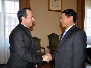 Thứ trưởng Ngoại giao Việt Nam Bùi Thanh Sơn và Thứ trưởng Tòa thánh Antoine Camilleri. (Ảnh: Phạm Thành/Vietnam+)