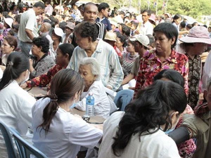 Bác sỹ Việt khám bệnh cho 6.000 người Campuchia 