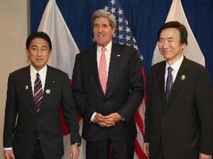 Ngoại trưởng Nhật Bản (phải), Ngoại trưởng Mỹ (giữa) và Ngoại trưởng Hàn Quốc tại Brunei. (Ảnh: YONHAP/TTXVN)