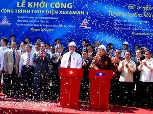 Phó Thủ tướng Hoàng Trung Hải và Phó Thủ tướng Somsavad Lengsavath ấn nút khởi công thủy điện Sekaman1. (Ảnh: Hoàng Chương/Vietnam+)