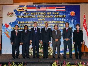 Tổng Thư ký ASEAN Lê Lương Minh (trái) chụp ảnh cùng các đại biểu tham dự hội nghị. (Ảnh: THX/TTXVN)