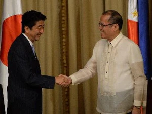 Tổng thống Philippin Benigno Aquino phải) và Thủ tướng Shinzo Abe sau khi đọc tuyên bố chung ở Cung Malacanang, ngày 27/7. (Ảnh: AFP/TTXVN)