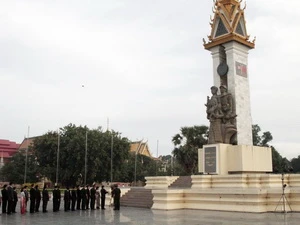 Quang cảnh lễ dâng hương đài Tưởng niệm Quân tình nguyện Việt Nam ở thủ đô Phnom Penh, Campuchia. (Ảnh: Xuân Khu/Vietnam+)