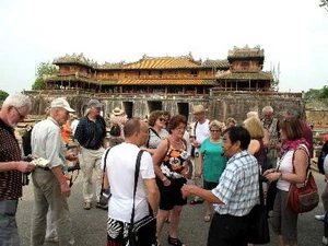 Khách du lịch nước ngoài tới tham quan Ngọ Môn. (Ảnh: Quốc việt/TTVN)