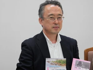 Dịch giả Hisao Suzuki với bản dịch tiếng Nhật cuốn Hồi ký "Gia đình, bạn bè và đất nước" của nguyên PCT Nguyễn Thị Bình. (Nguồn: Hữu Thắng/Vietnam+)