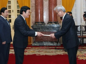 Đại sứ Hàn Quốc tại Việt Nam Jun Dae Joo trình Quốc thư lên Chủ tịch nước Trương Tấn Sang. (Ảnh: Nguyễn Khang/TTXVN)