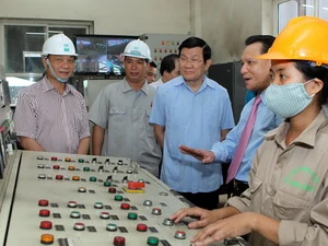 Chủ tịch nước Trương Tấn Sang thăm Nhà máy luyện Fero Mangan (Hợp tác xã công nghiệp và vận tải Chiến Công) tại tỉnh Thái Nguyên. (Ảnh: Nguyễn Khang/TTXVN)