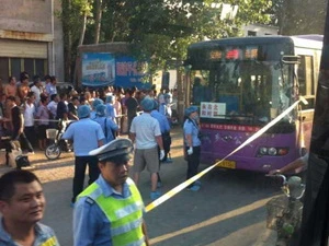Chiếc xe buýt bị phong tỏa sau vụ tấn công. (Nguồn: news.cn)