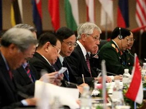 Bộ trưởng Quốc phòng Việt Nam Phùng Quang Thanh (thứ 2 từ bên phải) và trưởng đoàn của các nước tham dự hội nghị. (Ảnh: AFP/TTXVN)