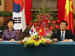 Chủ tịch nước Trương Tấn Sang và Tổng thống Hàn Quốc Park Geun Hye gặp gỡ báo chí sau khi kết thúc hội đàm. (Ảnh: Nguyễn Khang/TTXVN)
