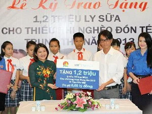 Đại diện Tập đoàn TH True Milk trao tượng trưng 1,2 triệu hộp sữa cho Bí thư Trung ương Đoàn TNCS Hồ Chí Minh Nguyễn Thị Hà (trái). (Ảnh: Dương Giang/TTXVN)
