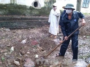 Người dân đào tìm hóa chất được chôn xuống đất (Nguồn: TTXVN)