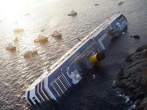 Chiếc tàu Costa Concordia mắc cạn tại đảo Giglio của Italy. (Nguồn: Reuters)