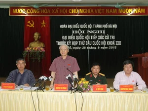 Tổng Bí thư Nguyễn Phú Trọng tiếp xúc cử tri tại phường Yên Phụ, quận Tây Hồ. (Ảnh: Trí Dũng/TTXVN)