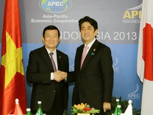 Chủ tịch nước Trương Tấn Sang gặp Thủ tướng Nhật Bản, Shinzo Abe. (Ảnh: Nguyễn Khang/TTXVN)