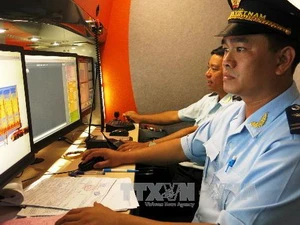 Cán bộ Hải quan thực hiện kiểm tra hàng hóa qua màn hình điện tử. (Ảnh: Hải Âu/TTXVN)
