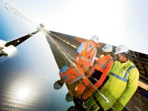 Các kỹ sư kiểm tra một phần của dự án công viên năng lượng Mặt Trời ở Dubai.(Nguồn: gulfnews.com)