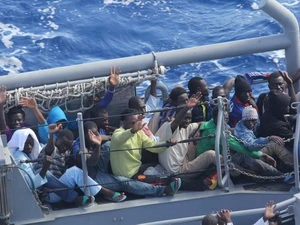 Người di cư Somalia gặp nạn tại biển Địa Trung Hải sau khi được tàu chiến USS San Antonio cứu. Ảnh minh họa. (Nguồn: AFP/TTXVN)