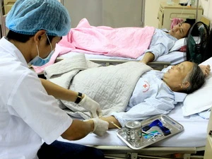 Khám và điều trị bệnh nhân đái tháo đường tại Bệnh viện Nội tiết TW Hà Nội. (Ảnh: Dương Ngọc/TTXVN)