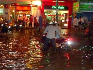 Mưa kết hợp với triều cường tại TP.HCM. (Ảnh: Hoàng Hải/TTXVN)