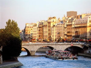 Đi thuyền trên sông Seine ngắm cảnh thành phố Paris. (Ảnh: student.britannica.com)