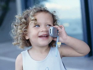 Cho trẻ sử dụng di động sớm có thể làm tăng nguy cơ mắc u não lên gấp 5 lần. (Ảnh: dailymail.co.uk)
