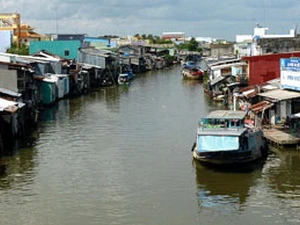Những căn nhà ven sông Cà Mau cần sớm quy hoạch để hạn chế tình trạng ô nhiễm môi trường. (Ảnh: baoanhdatmui.vn)