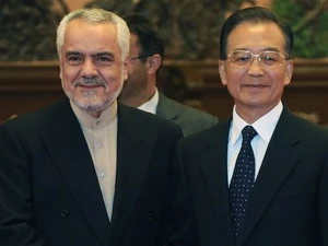 Thủ tướng Trung Quốc Ôn Gia Bảo và Phó Thủ tướng thứ nhất Iran Rahimi tại cuộc họp ở Đại lễ đường Nhân Dân Bắc Kinh ngày 15/10. (Ảnh: Reuters)