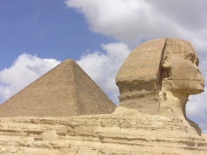 Tượng nhân sư và kim tự tháp Khafre ở khu Giza, Cairo, Ai cập. (Ảnh: simphoni.net)