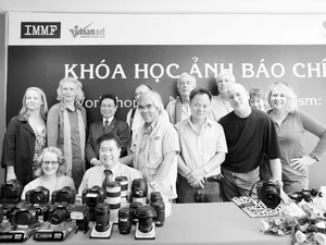 Nick Ut (đứng giữa) trong cuộc họp báo tại Hà Nội ngày hôm qua. (Nguồn: Internet)