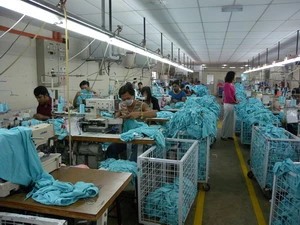 Công nhân nước ngoài đang làm việc tại nhà máy dệt may Golden Vertex thuộc bang Johore, Malaysia. (Nguồn: Internet)