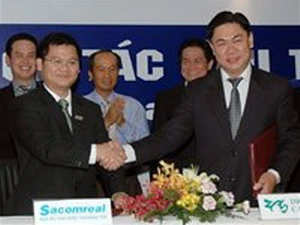 Đại diện công ty Sacomreal và Dragon Capital ký hợp tác đầu tư ngày 29/6. (Nguồn: Internet)
