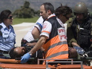 Một người bị thương trong vụ tấn công được chuyển tới bệnh viện ở Jerusalem. (Nguồn:AFP/TTXVN)