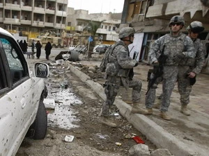 Lính Mỹ tại hiện trường một vụ đánh bom ở Iraq. (Nguồn: AFP/TTXVN)