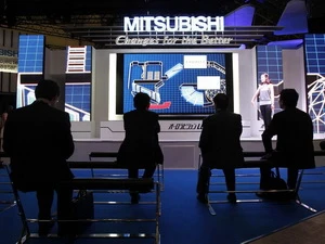 Khách xem phần thuyết minh về sản phẩm của Mitsubishi ở Hội chợ CEATEC tại Chiba, Nhật Bản ngày 5/10. (Nguồn: Reuters)