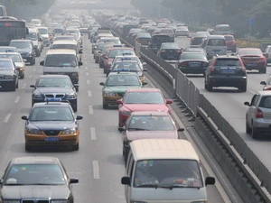 Lượng xe ôtô tại Trung Quốc ngày một tăng lên ảnh hưởng nghiêm trọng không khí nước này. (Nguồn: AFP/TTXVN)