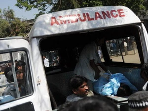 Xe cấp cứu đưa những người bị thương trong vụ tai nạn ở Badaun, Ấn Độ vào bệnh viện. (Nguồn: AFP)