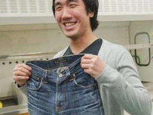Josh Le và chiếc quần bò "không giặt" của mình. (Nguồn: Internet)