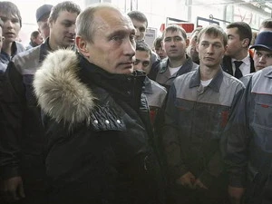 Ông Putin với các công nhân ở Vladivostok. (Nguồn: Internet).