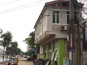 Nhà siêu mỏng trên đường Khuất Duy Tiến, quận Thanh Xuân. (Ảnh: Trọng Đức/TTXVN) 