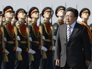 Tổng thống Mông Cổ Tsakhia Elbegdorj duyệt đội danh dự trong lễ đón tại sân bay Sheremetyevo, Mátxcơva ngày 30/5. (Nguồn: AP) 