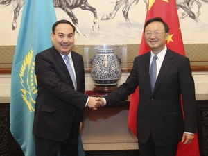 Ngoại trưởng Trung Quốc Dương Khiết Trì (phải) đã có cuộc gặp với Ngoại trưởng Kazakhstan Yerzhan Kazykhanov đang ở thăm Trung Quốc. (Nguồn: THX/TTXVN)
